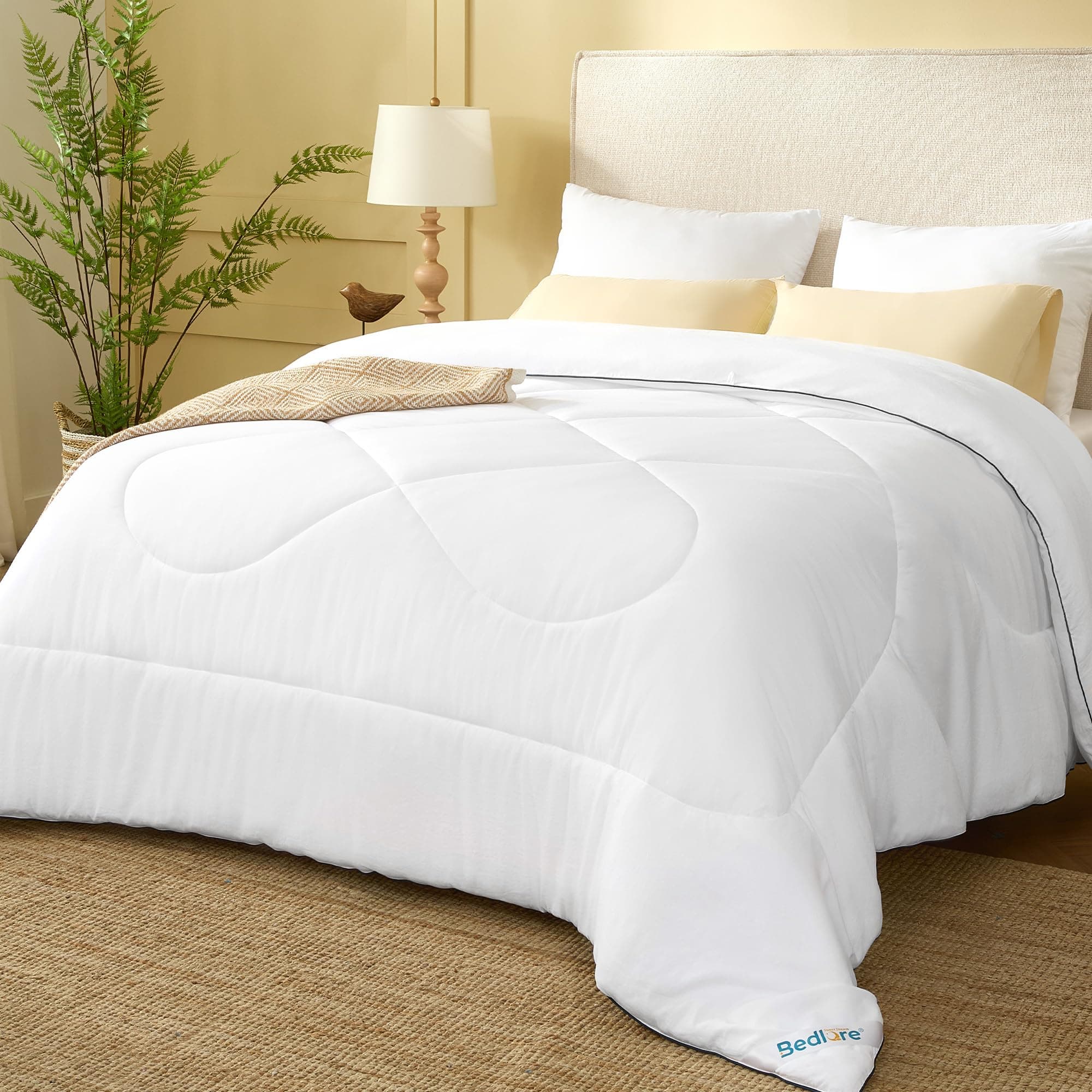 BEDLORE Couette 240x260 Tempérée 280g/m² pour Lit 2 Personnes, Couette 2 Personnes Légère avec Rembourrage en Microfibre, Édredon Douce pour 4 Saisons, Lavable en Machine, Blanc