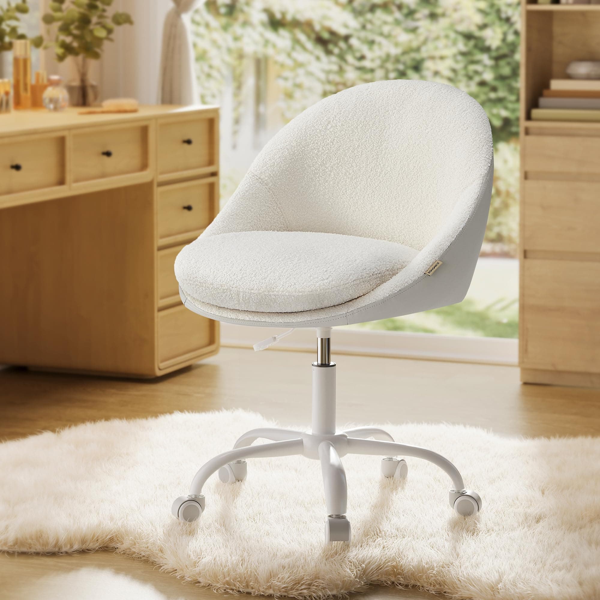 SONGMICS Homeoffice Stuhl, Schminkstuhl aus Sherpa, Schreibtischstuhl, Schaumstoffpolsterung, höhenverstellbar, für Arbeitszimmer, Schlafzimmer, cappuccinobeige-wolkenweiß OBG020W01